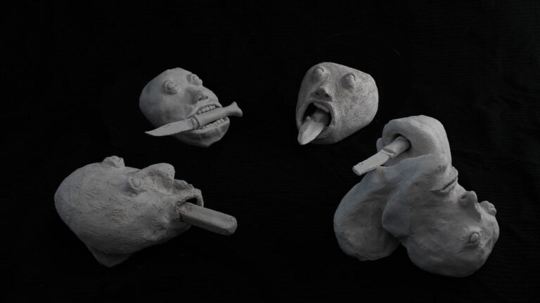 ‘Een scherpe tong hebben’, ‘Having a sharpe tongue’ ‘Het mes op de keel zetten’, ‘Putting the knife on the throat’ ‘Het mes tussen de tanden hebben’, ‘Having the knife between the teeth’ ‘Het mes dwars door de bek hebben’, ‘Having the knife straight through the mouth’